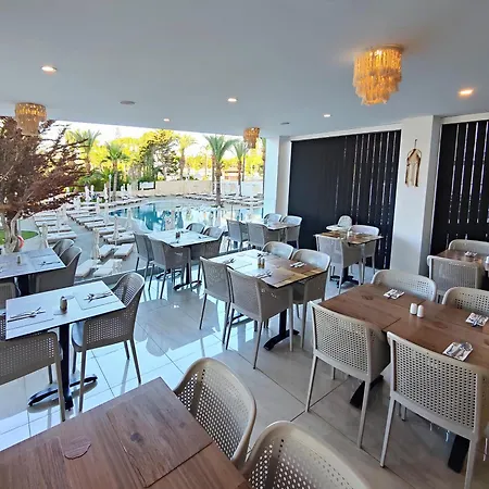 호텔 Bohemian Gardens 4*