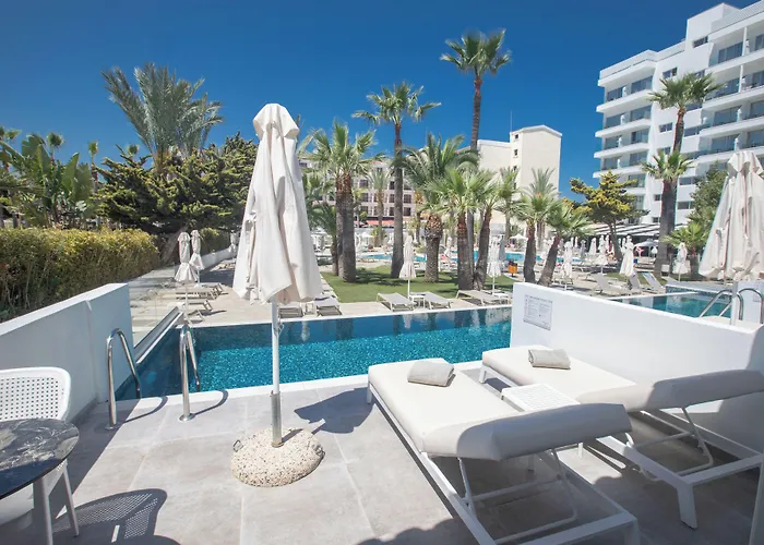 Bohemian Gardens فندق 4*